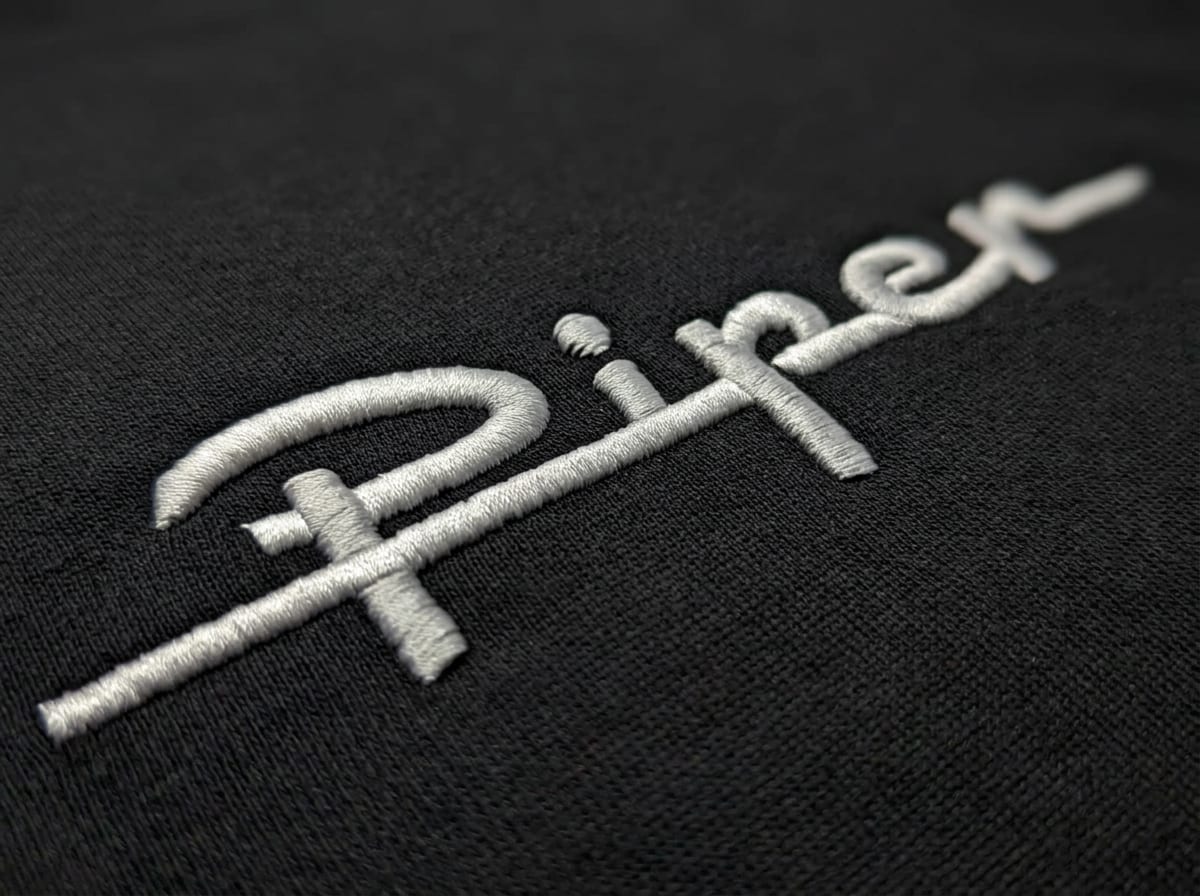 3D-Stickerei-Detail des Piper-Logos in Fadennahaufnahme – produziert auf unserer Tajima TMEZ bei Stoff³ Kassel