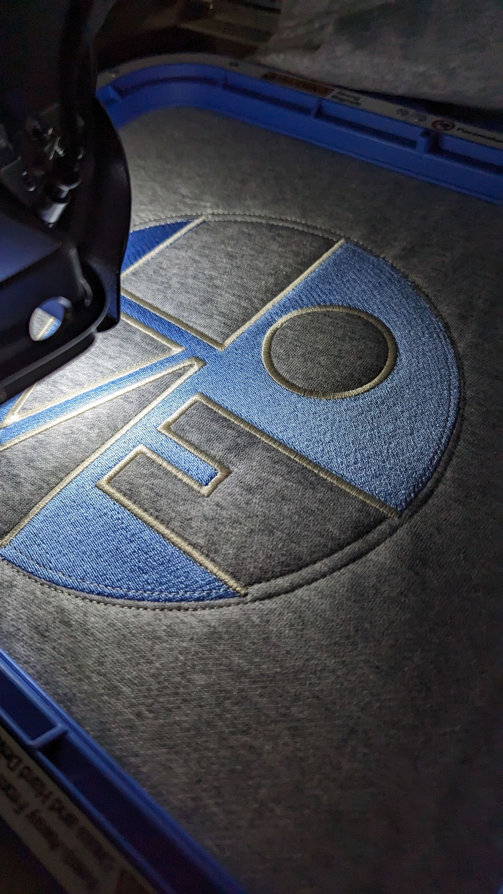 LOVE-Stickerei blau auf Tajima Stickmaschine eingespannt – Stoff³ Kassel