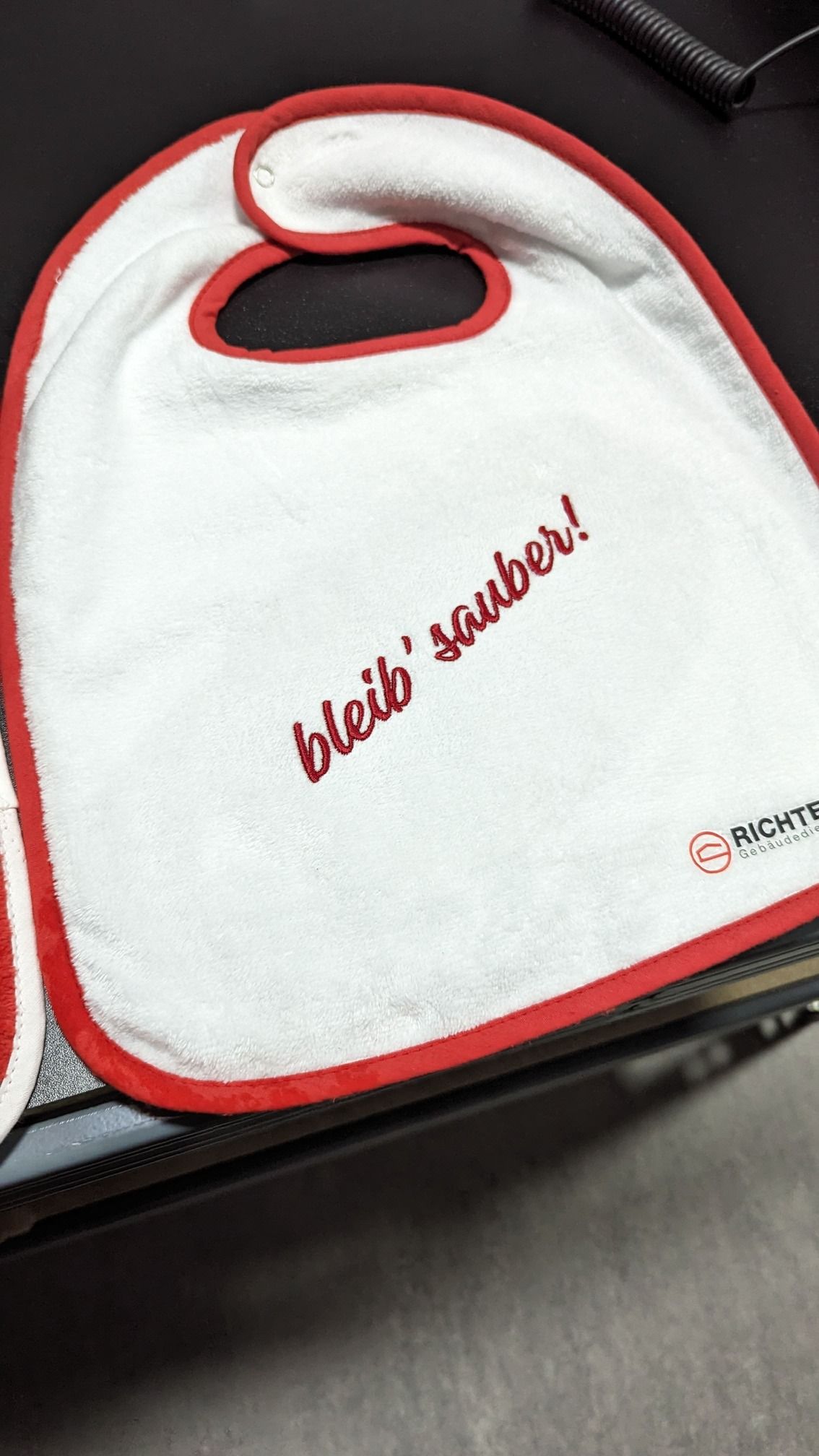 Hochwertige Stickerei auf Textil – Beispiel für Mitarbeiterkleidung von Stoff³