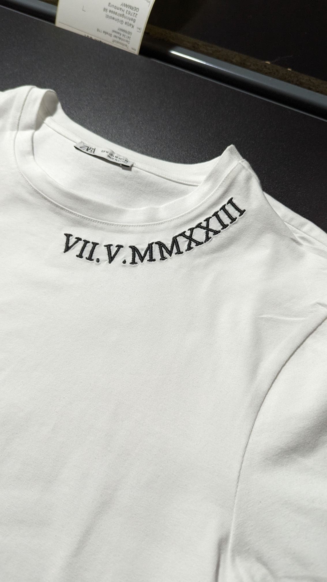 Flachstickerei Beispiel – Schriftzug auf weißem T-Shirt, Stoff³ Kassel